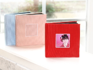 手札サイズのアルバム台紙。布張り・透明ケース付き