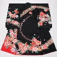 ７歳用着物：黒地にピンクや赤の花模様。広げると、１枚柄になっています。